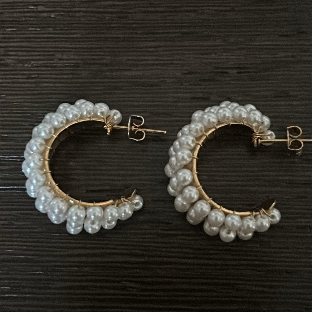 VTG NWOT Pair Faux Pearl Earrings on gold color half hoops - Picture 10 of 13